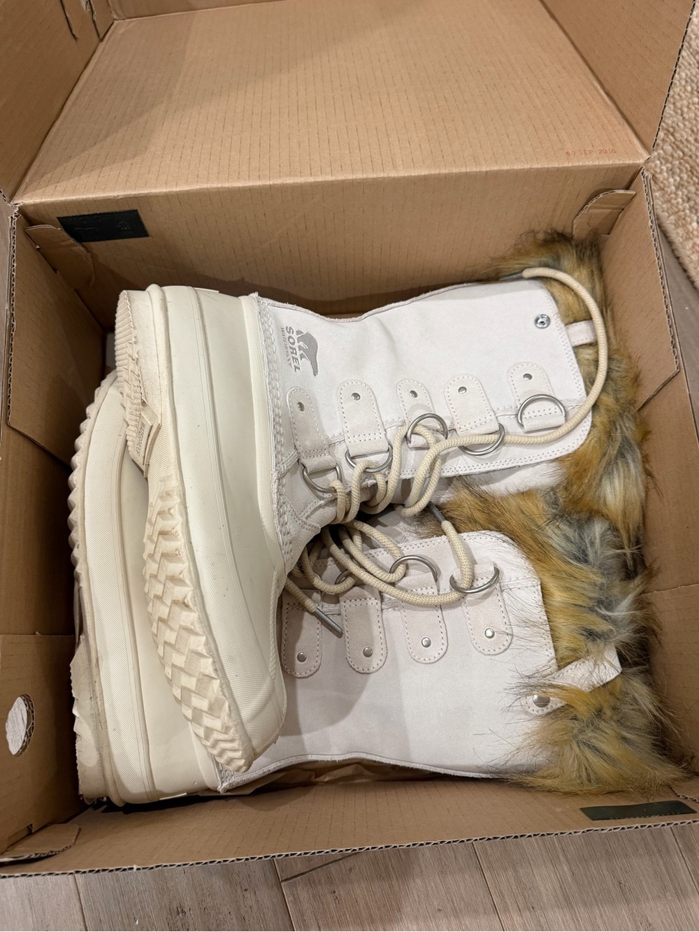 Sorel Joan of Artic Women's White Fur-Trimmed Winter Boot (size 9)